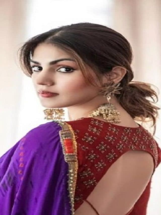 रिया चक्रवर्ती ने देसी लुक से सोशल मीडिया पर ढाया कहर, तस्वीर में बैकलेस फ्लॉन्ट करती नजर आई