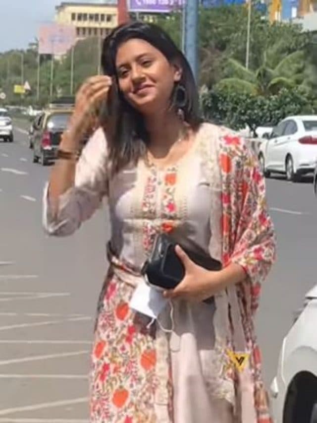 SEX वीडियो लीक के बाद Anjali Arora को पवित्र स्थान पर देख भड़के लोग, बोले- सौ चूहे खाके बिल्ली..