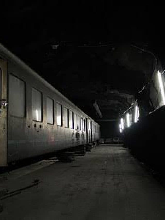 Ghostly Railway Station : शाम ढलने के बाद जाने से कांप जाती है रूह