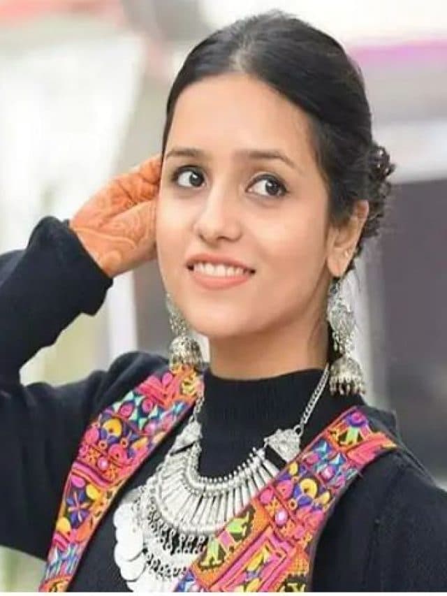 खूबसूरती में बड़ी-बड़ी Actress को टक्कर देती हैं ये IAS अफसर, तस्वीरों में देखिए स्टाइलिश अंदाज