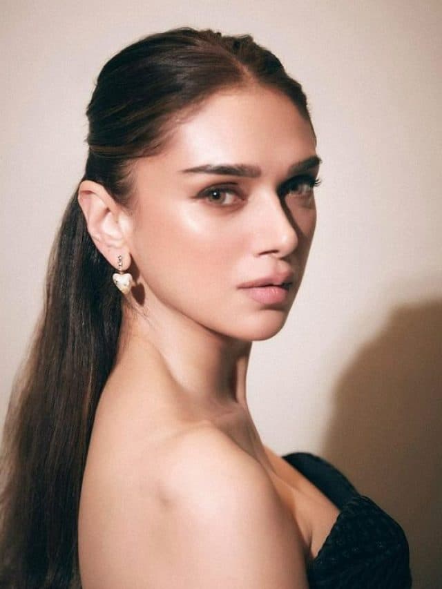 Aditi Rao Hydari: एक्ट्रेस अदिति राव ने ब्लैक ड्रेस में सोशल मीडिया पर शेयर की अपनी हॉट तस्वीरें, फैंस को अपनी खूबसूरती से बना रहीं दीवाना