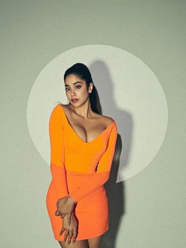 Janhvi Kapoor; एक्ट्रेस जान्हवी कपूर ने स्किन टाइट ड्रेस में कराया बोल्ड फोटोशूट, सोशल मीडिया पर शेयर की अपनी हॉट तस्वीरें