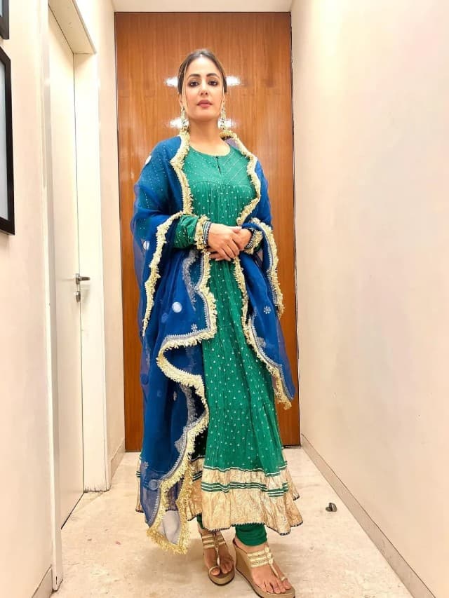 टीवी एक्ट्रेस हिना खान ने लिया माता रानी का आशीर्वाद, खूबसूरती ने जीता फैंस का दिल