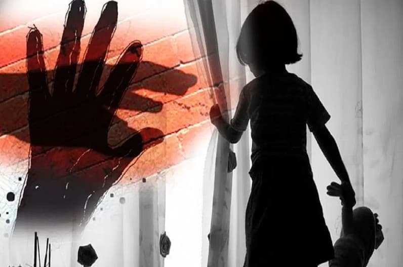 दिल दहला देने वाली खबर! 8 साल की मासूम से रेप के बाद की नृशंस हत्या, दरिंदे ने हाथ तोड़े.. सिर को पत्थरों से कुचला