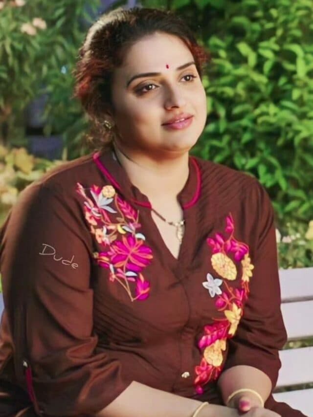 पवित्रा ने 44 की उम्र में ही टॉपलेस होकर मचाया था हंगामा…