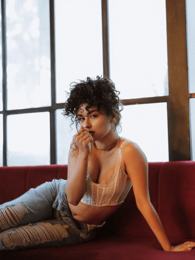 Avneet Kaur Hot Pic: अवनीत कौर ने सोफे पर बैठकर दिए किलर पोज
