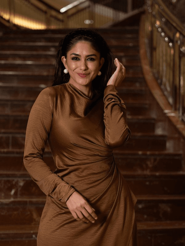Mrunal Thakur Hot Photos: स्लिट गाउन और थाई-हाई बूट्स में खूब जची मृणाल ठाकुर