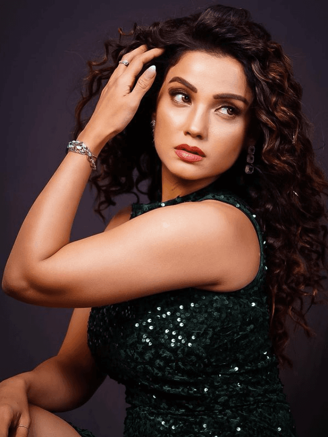 Adaa Khan Hot Pic: ग्रीन ग्लिटर ड्रेस में अदा खान ने लगाया हॉटनेस का तड़का