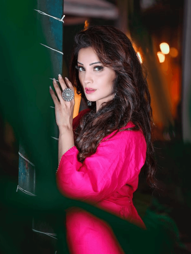 Ada Khan Hot Pic: पिंक सूट में अदा खान ने बिखेरे हुस्न के जलवे
