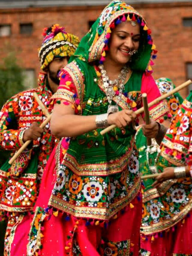 Garba outfit ideas: गरबा नाइट पर ट्राई करें ये गुजराती आउटफिट्स