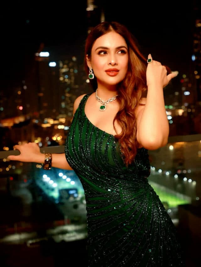Neha Malik Hot Pic: ग्रीन शिमरी गाउन में नेहा मलिक ने गिराई बिजलियां