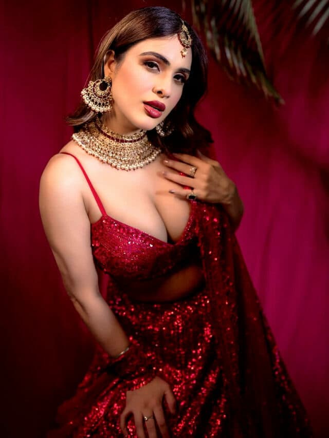 Neha Malik Hot Pic: रेड शिमरी लहंगा पहन नेहा मलिक ने गिराई हुस्न की बिजलियां