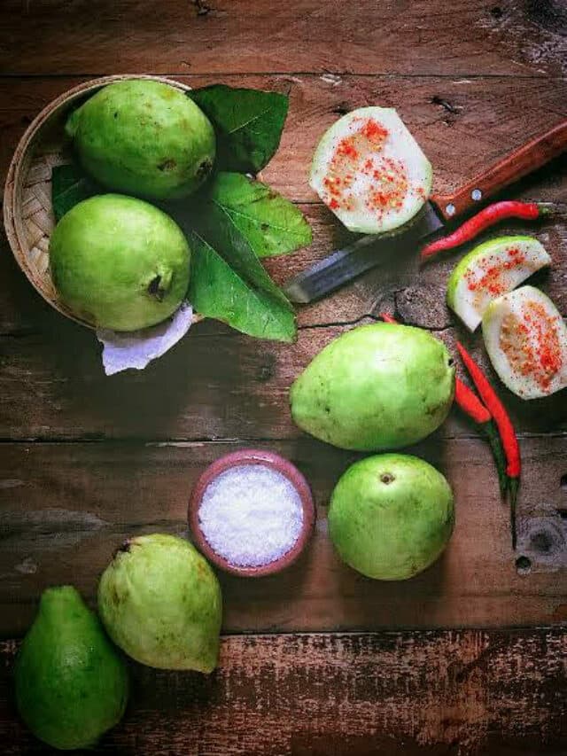 Guava Side Effects: ऐसे लोग भूलकर भी न करें अमरूद का सेवन