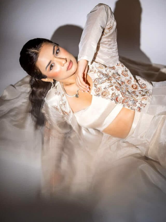 Avneet Kaur Bold Look: व्हाइट ड्रेस में अवनीत कौर ने बढ़ाया इंटरनेट का पार