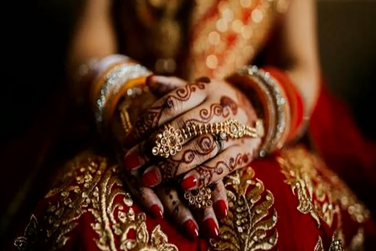 बाथरूम के अंदर ऐसी हालत में मिली दुल्हन.. देखते ही परिजनों के उड़े होश, दूल्हे के पैरों तले खिसकी जमीन
