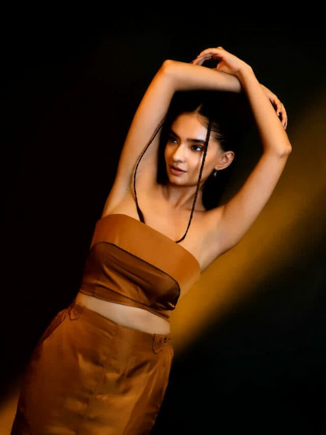 Anushka Sen Hot Pic : चॉकलेट ब्राउन ड्रेस में अनुष्का सेन ने दिए कातिलाना पोज