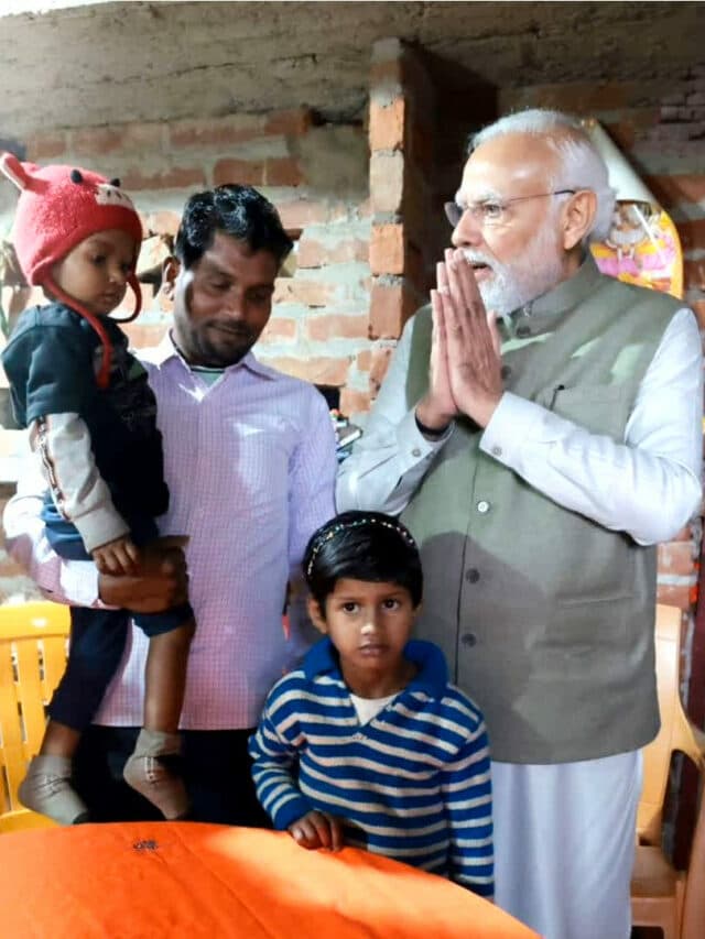 PM Modi in Meera Majhi house: मीरा माझी के घर पीएम मोदी ने पी चाय और बच्चों से मिलाए हाथ, देखें तस्वीरें