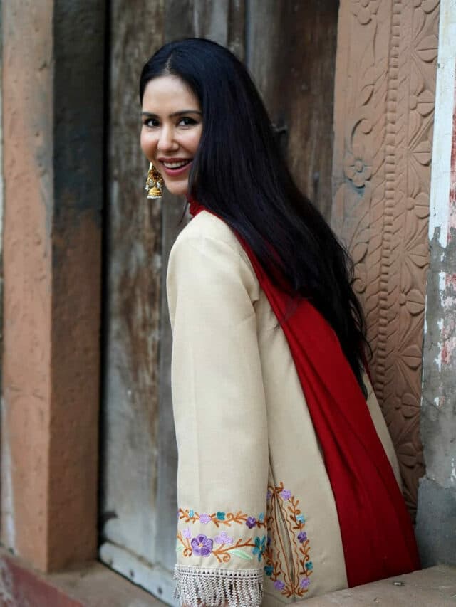 Sonam Bajwa Hot Pic: देसी लुक में स्माइल करती कहर ढा रहीं सोनम बाजवा