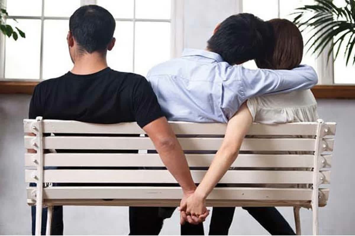 Wife Run Away With Boyfriend: पति को आशिक से पिटवा कर फुर्र हुई नई नवेली दुल्लन, थाने पहुंचे पति ने कहा ‘वह सुंदर और गोरी थी मैं काला’