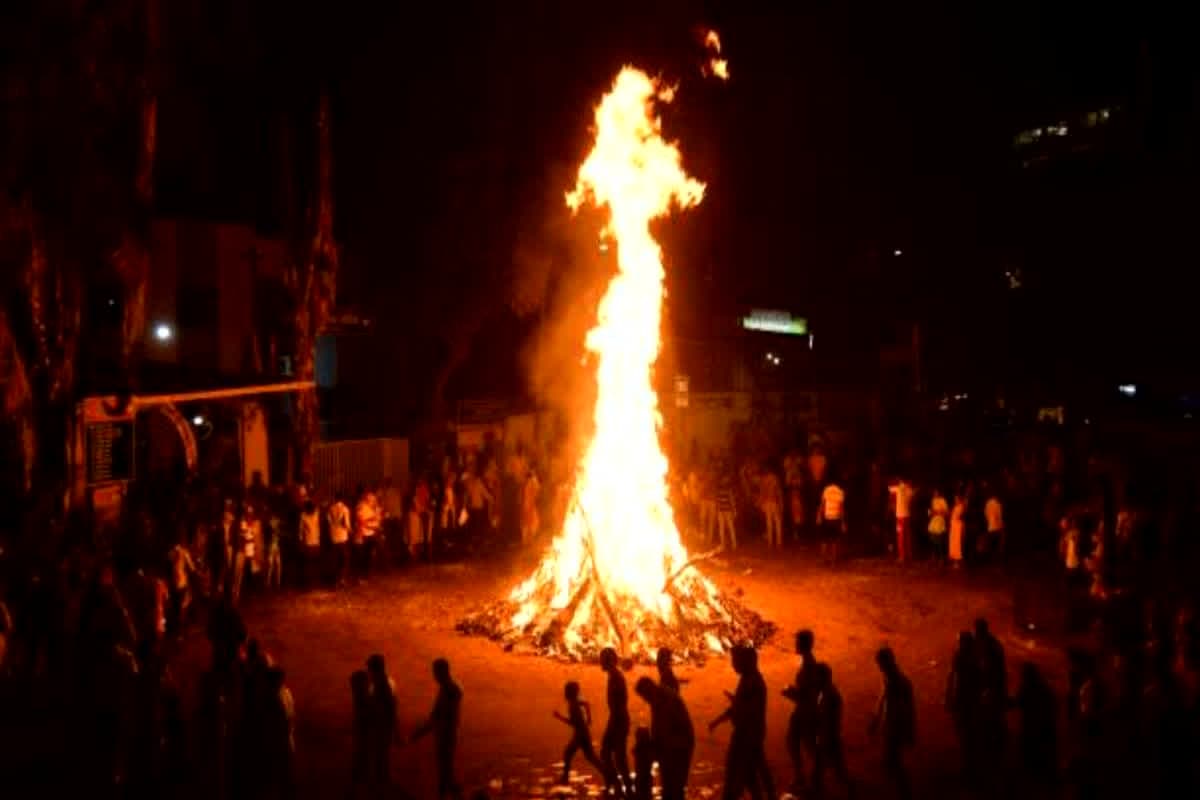 Holika-Dahan 2025: होलिका दहन पर होगा भद्रा का साया…यहां देखें क्या है शुभ मुहूर्त और विधि