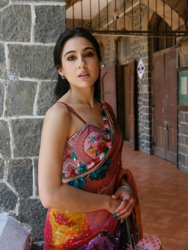Sara Ali Khan in Desi Look: प्रिंटेड साड़ी में एक्ट्रेस ने ढाया कहर, देसी लुक पर फैंस हुए घायल