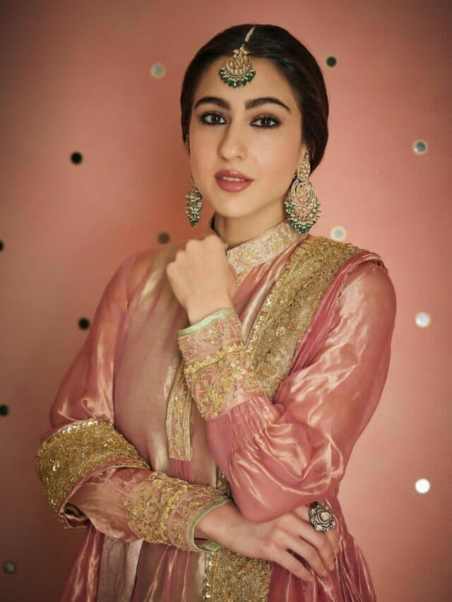 Sara Ali Khan Photos: चूड़ीदार सूट में सारा अली खान ने कराया हुस्न का दीदार