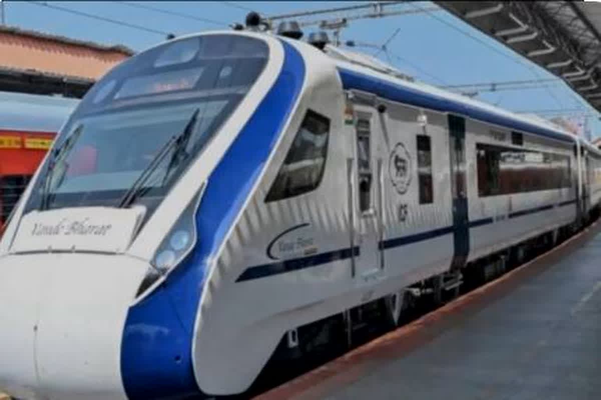 Vande Bharat Accident: बड़ा हादसा टला.. तेज आंधी तूफान से लोहे का सरिया पटरी पर आया, डिरेल होने से बाल-बाल बची वंदे भारत एक्सप्रेस