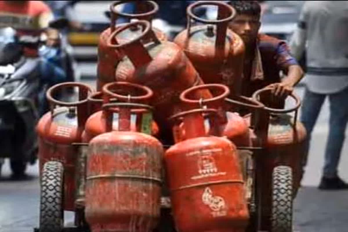 LPG Gas Price: चुनाव से पहले मिली राहत, नए वित्त वर्ष के पहले दिन सस्ते हुए गैस सिलेंडर के दाम