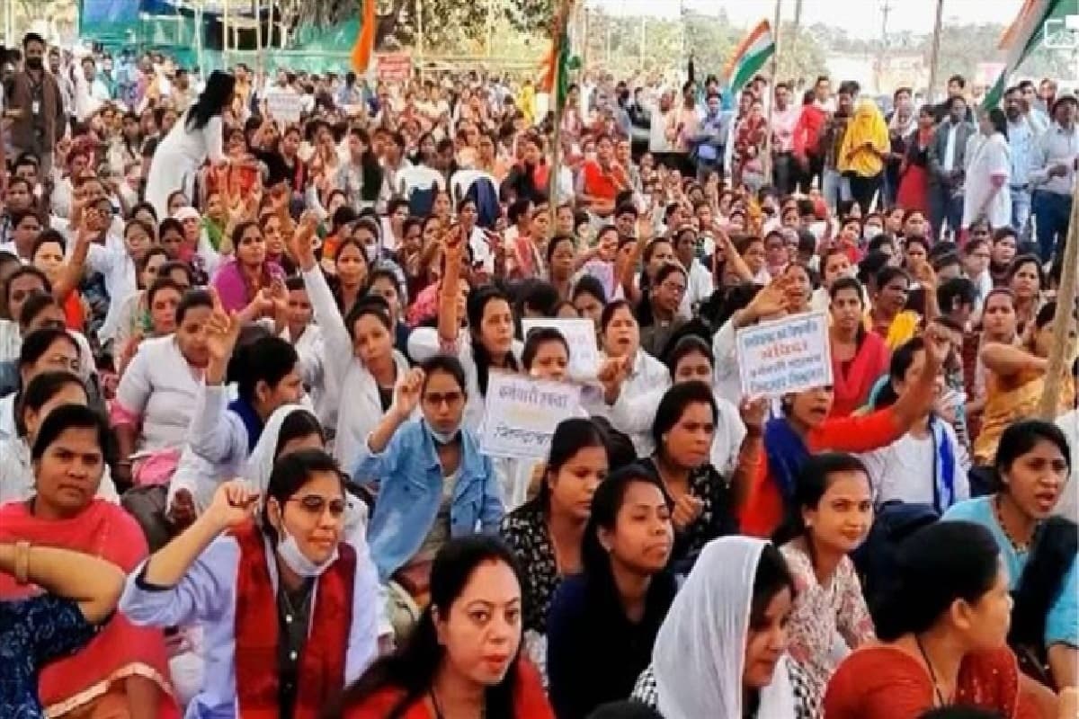 Contract employee news today: बर्खास्त संविदा कर्मचारियों के लिए खुशखबरी, नए साल पर सरकार ने किया बड़ा ऐलान, जानकर खुशी से झूम उठेंगे आप
