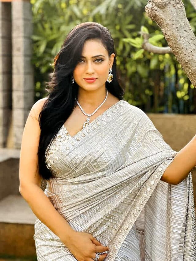 Shweta Tiwari Desi Look: ग्रे कलर की सिजलिंग साड़ी में श्वेता तिवारी ने लगाया ट्रेडिशनल का तड़का