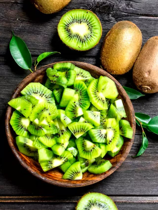 Kiwi Health Benefits: रोजाना कीवी खाने से मिलते हैं गजब के फायदे