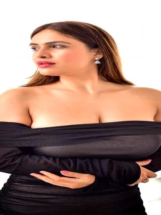 Neha Malik ने डीप नेक ड्रेस में दिए किलर पोज, तस्वीरें देख आप भी हो जाएंगे मदहोश