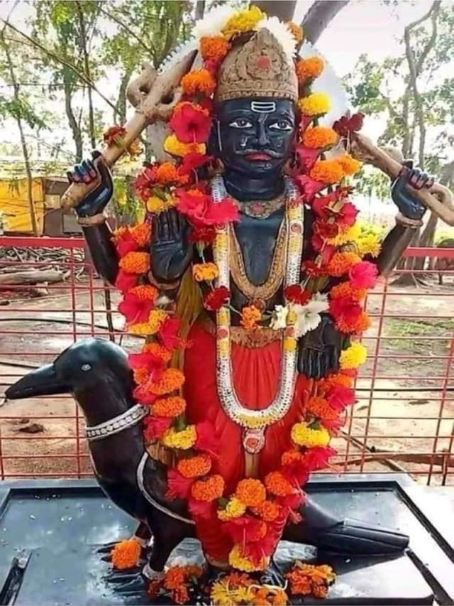 Shani Dev Mantra : शनिवार को करें इन मंत्रों का जाप, मिलेगा कर्ज से छुटकारा