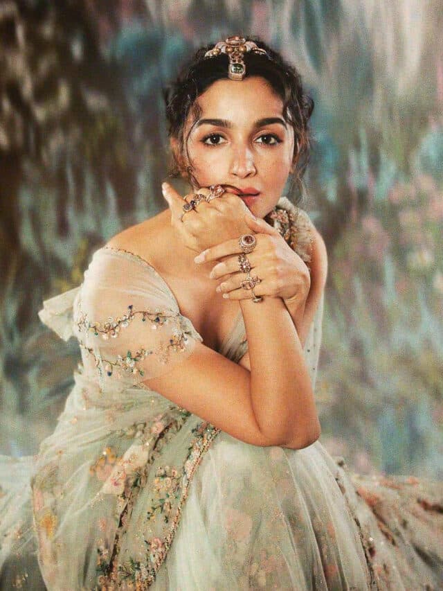 Alia Bhatt Hot Look: सब्यसाची साड़ी में आलिया भट्ट ने लूटी महफिल