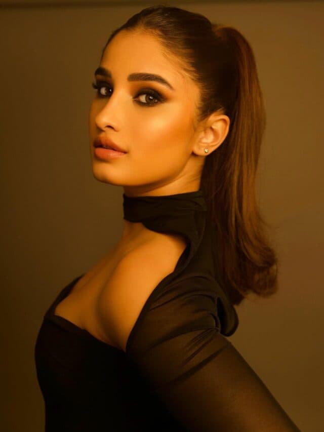 Rasha Thadani Hot Look: राशा थडानी ने ब्लैक बॉडीकॉन ड्रेस में दिए किलर पोज, देखें हॉट लुक…