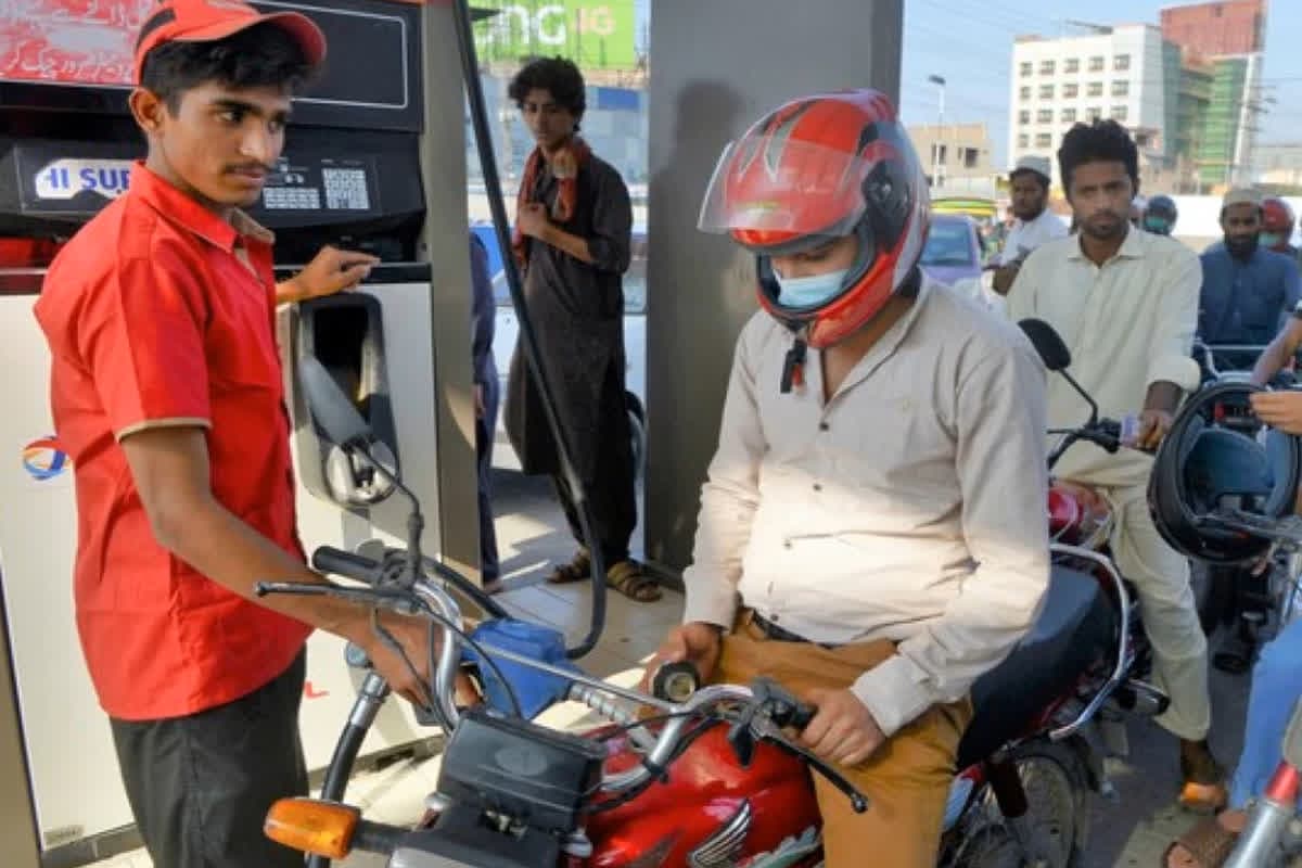 No Petrol Without Insurance: बिना इंश्योरेंस अब नहीं मिलेगा पेट्रोल-डीजल, परिवहन मंत्रालय तक पहुंची फाइल, कड़े नियम लागू करने की तैयारी