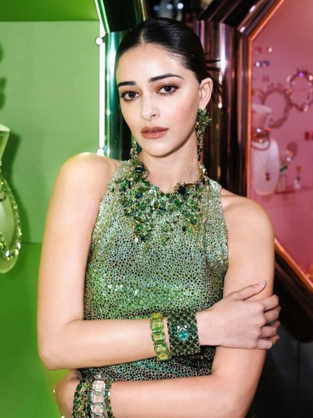 Ananya Pandey Hot Photos: अनन्या पांडे ने फिर लगाया हॉटनेस का तड़का, मिनी ड्रेस में ढाया कहर
