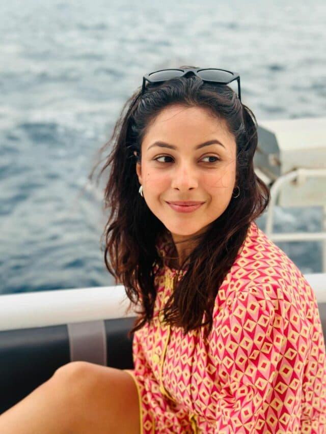 Shehnaaz Gill Photos: आंखों पर चश्मा… चेहरे पर स्माइल, समुद्र में दिखा शहनाज गिल का चुलबुला अंदाज