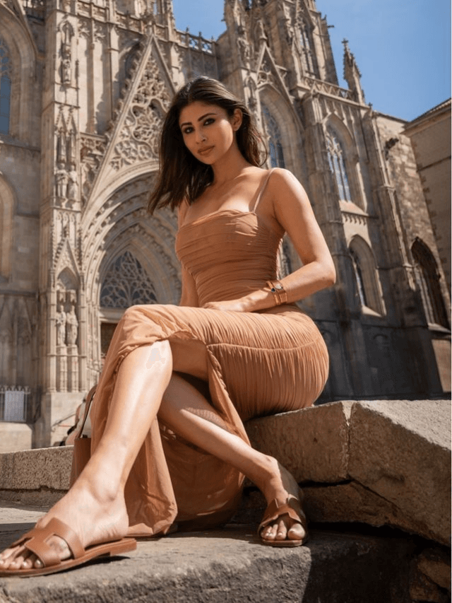 Mouni Roy Hot Pic : गॉथिक क्वार्टर में मौनी रॉय ने दिखाया किलर अंदाज