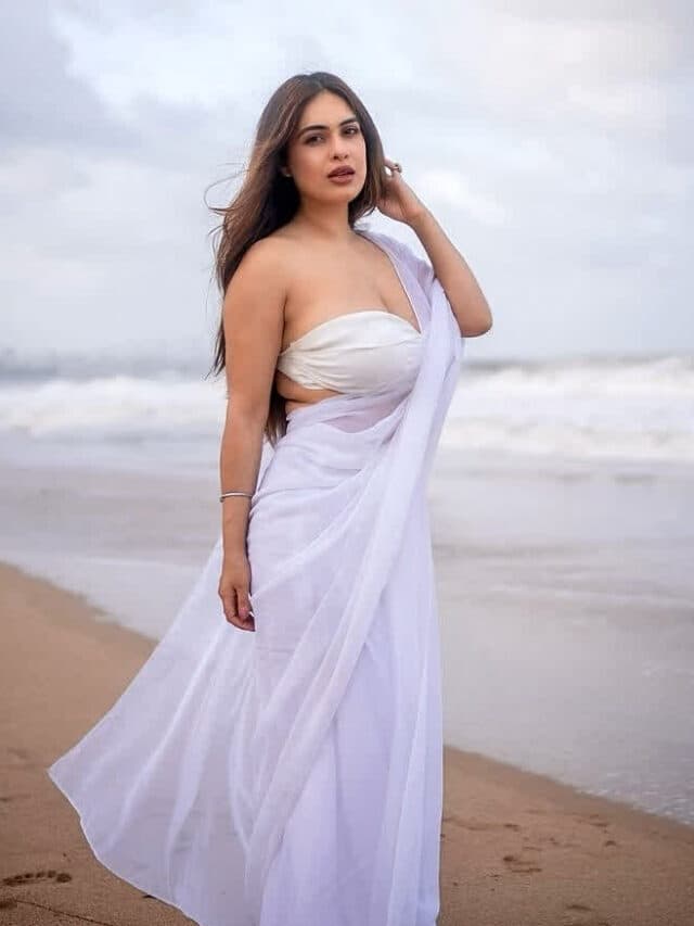 Neha Malik Hot Pic: समंदर किनारे व्हाइट साड़ी में नेहा मलिक ने फ्लॉन्ट किया कर्वी फिगर