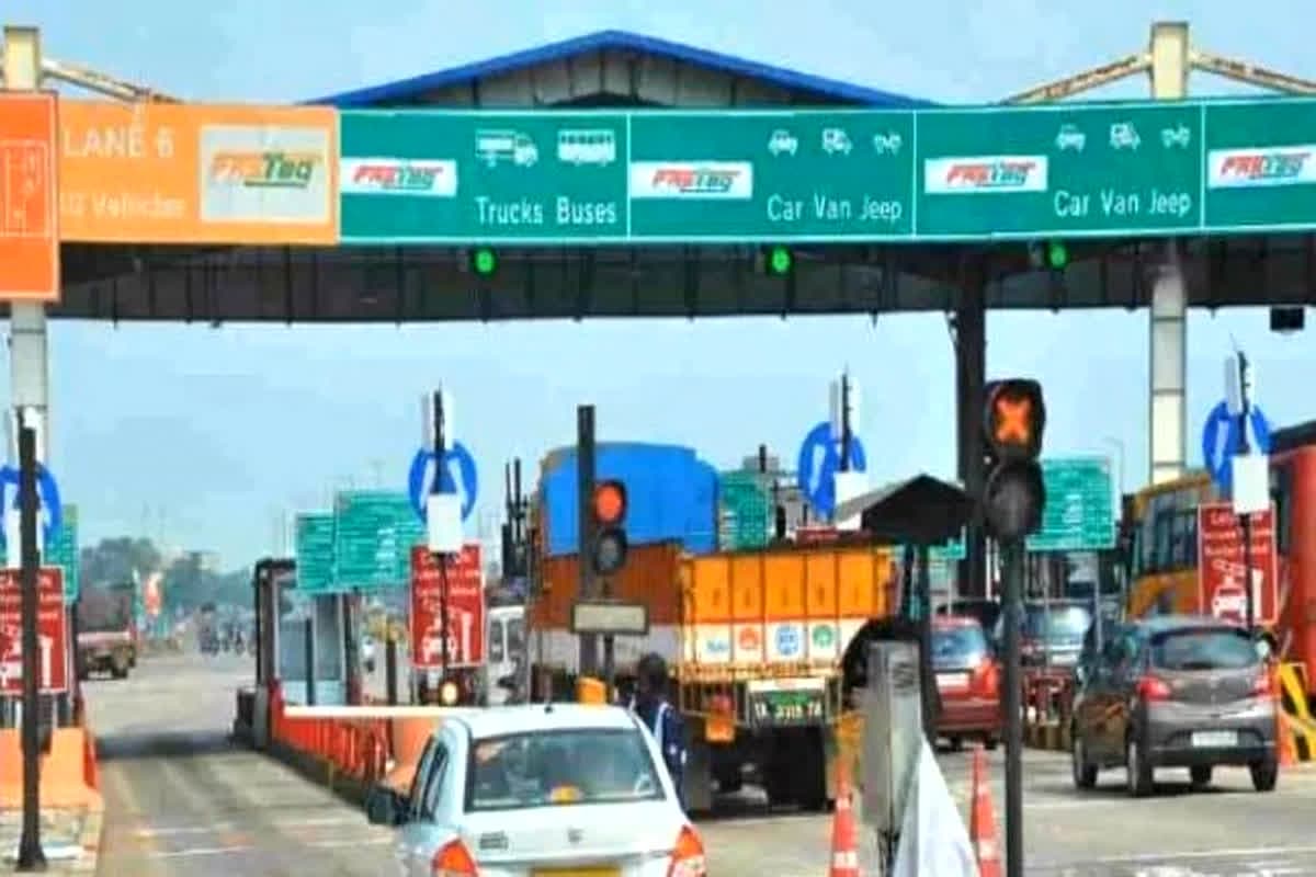 Toll Tax Free in Toll Plaza: आज रात से टोल प्लाजा में नहीं देना होगा पैसा, कैबिनेट की बैठक में लिया गया बड़ा फैसला, ऐसे वाहन मालिकों को बड़ी राहत