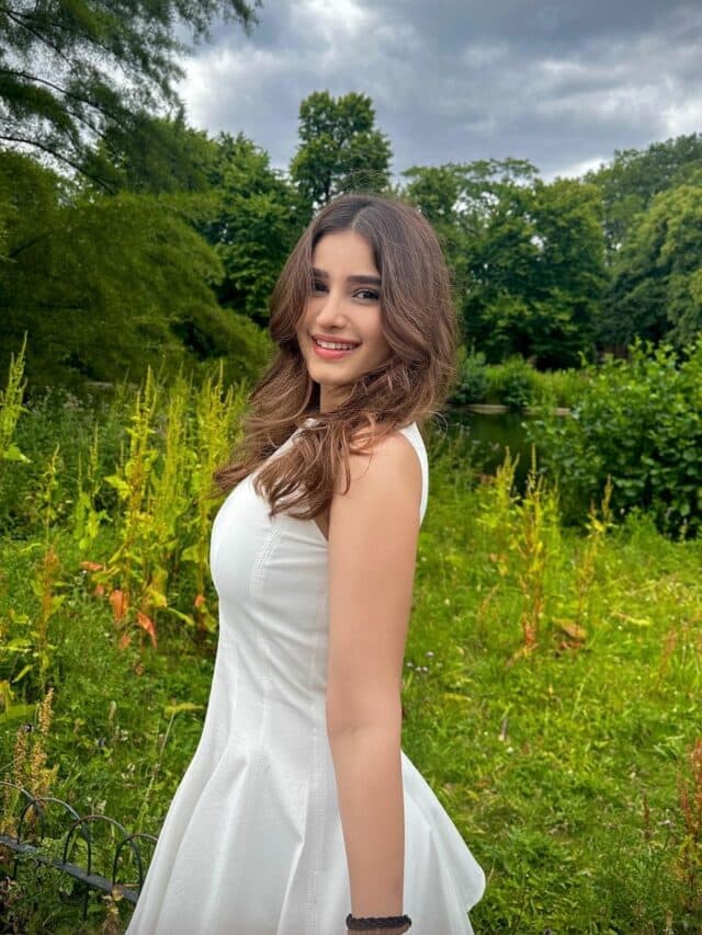 Rasha Thadani New Look: रवीना टंडन की लाडली ने व्हाईट मिनी ड्रेस में ढाया कहर, देखें ग्लैमरस लुक