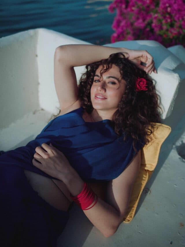 Taapsee Pannu: एक्ट्रेस ने एक बार फिर ब्लू साड़ी पहन गिराई बिजली, हॉटनेस देख फैंस हुए घायल…