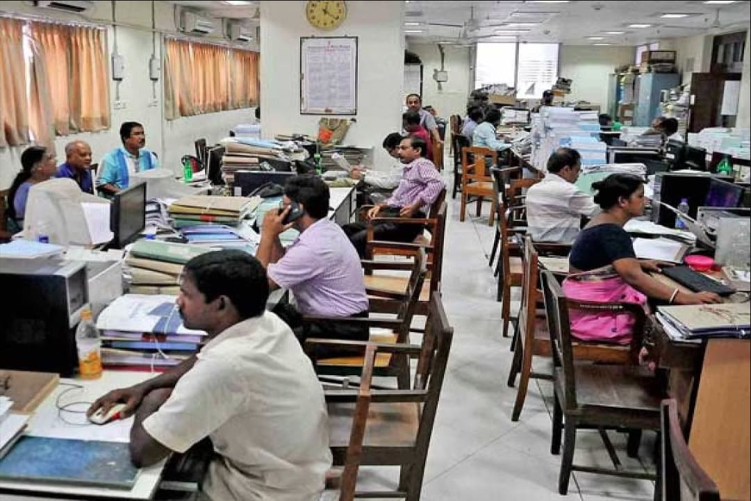 Govt Employees Retirement Age News Latest: सरकारी कर्मचारियों के रिटारमेंट की उम्र को लेकर बड़ा फैसला! दिवाली से पहले मिल सकती है बड़ी खुशखबरी