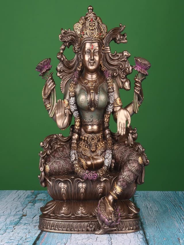 Maa Lakshmi Mantra : मां लक्ष्मी के इन मंत्रों का करें जाप, होगी धन की बरसात