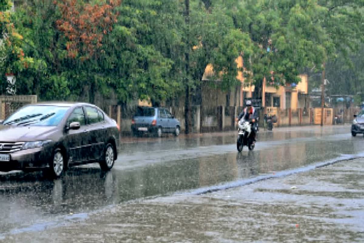 MP Weather Update : मौसम का बदला मिजाज.. राजधानी समेत आसपास के जिलों में बारिश की संभावना, अरब सागर में बने लो प्रेशर का दिखेगा असर
