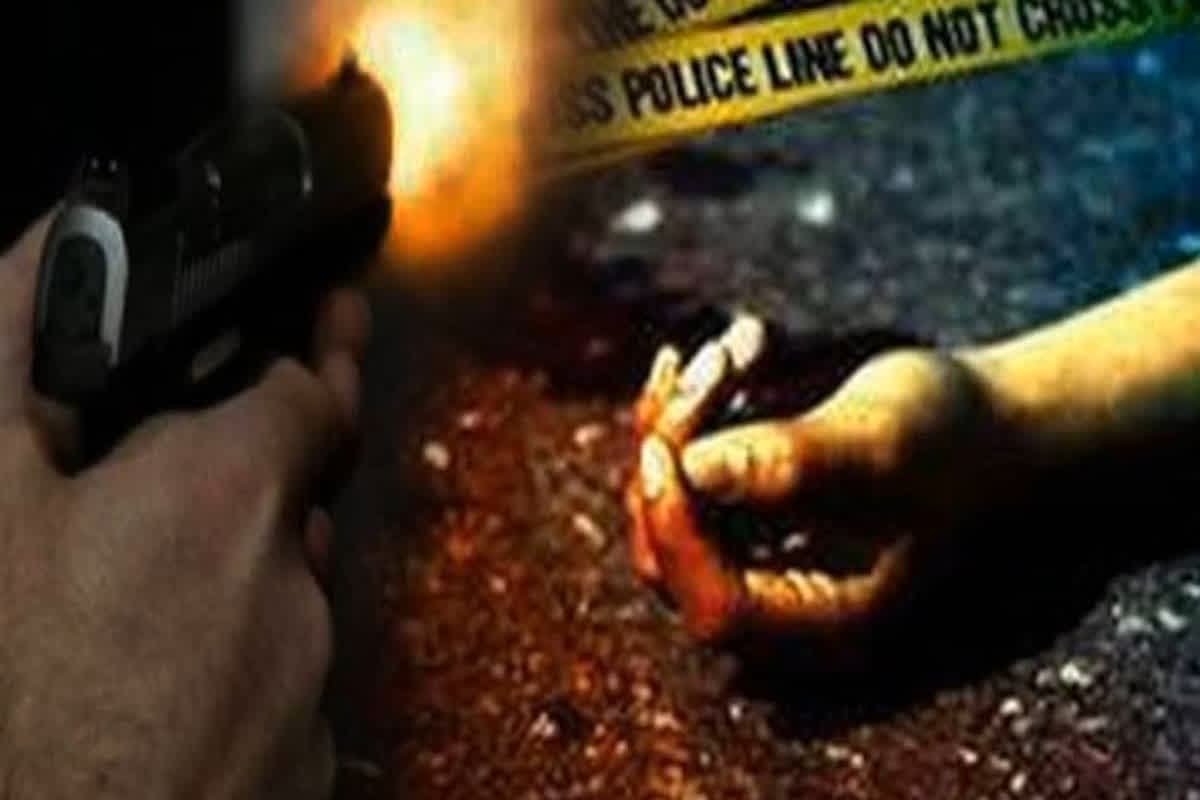 Murder Viral Video : जेल से रिहा कैदी की सरेआम गोली मारकर हत्या, वीडियो देख दहल जाएगा आपका दिल