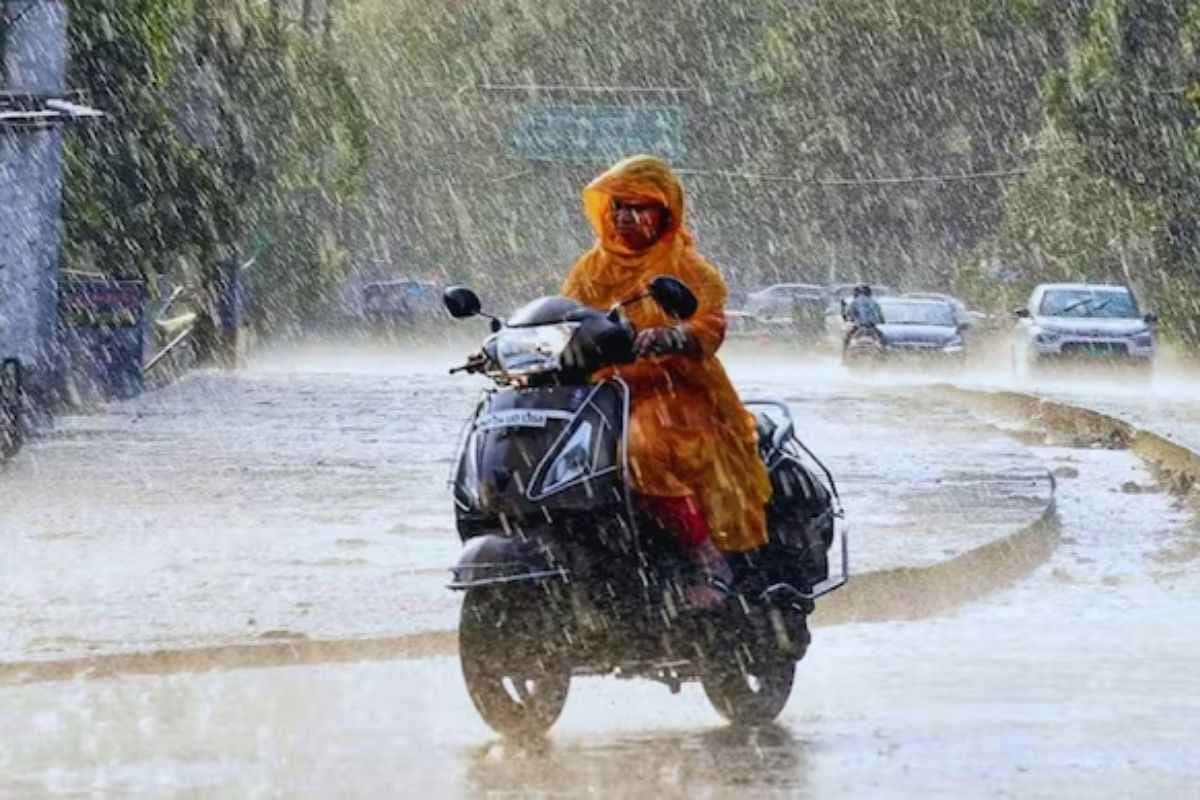 Weather Latest Update : सर्द हवाओं के बीच भारी बारिश का अलर्ट.. इस राज्य में जमकर बरस सकते हैं मेघ, मौसम विभाग ने दी जानकारी