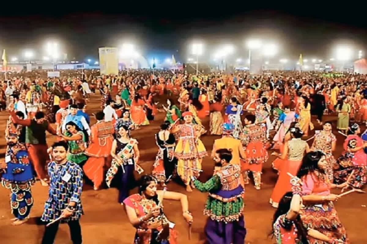 Garba Rules in Indore: ‘आओगे 2 पैरों पर…जाओगे 4 कंधों पर, 9 दिन चलेगा रोको-टोको-ठोको अभियान’ गरबा में आने वाले मुस्लिम युवाओं के लिए VHP और बजरंग दल की चेतावनी
