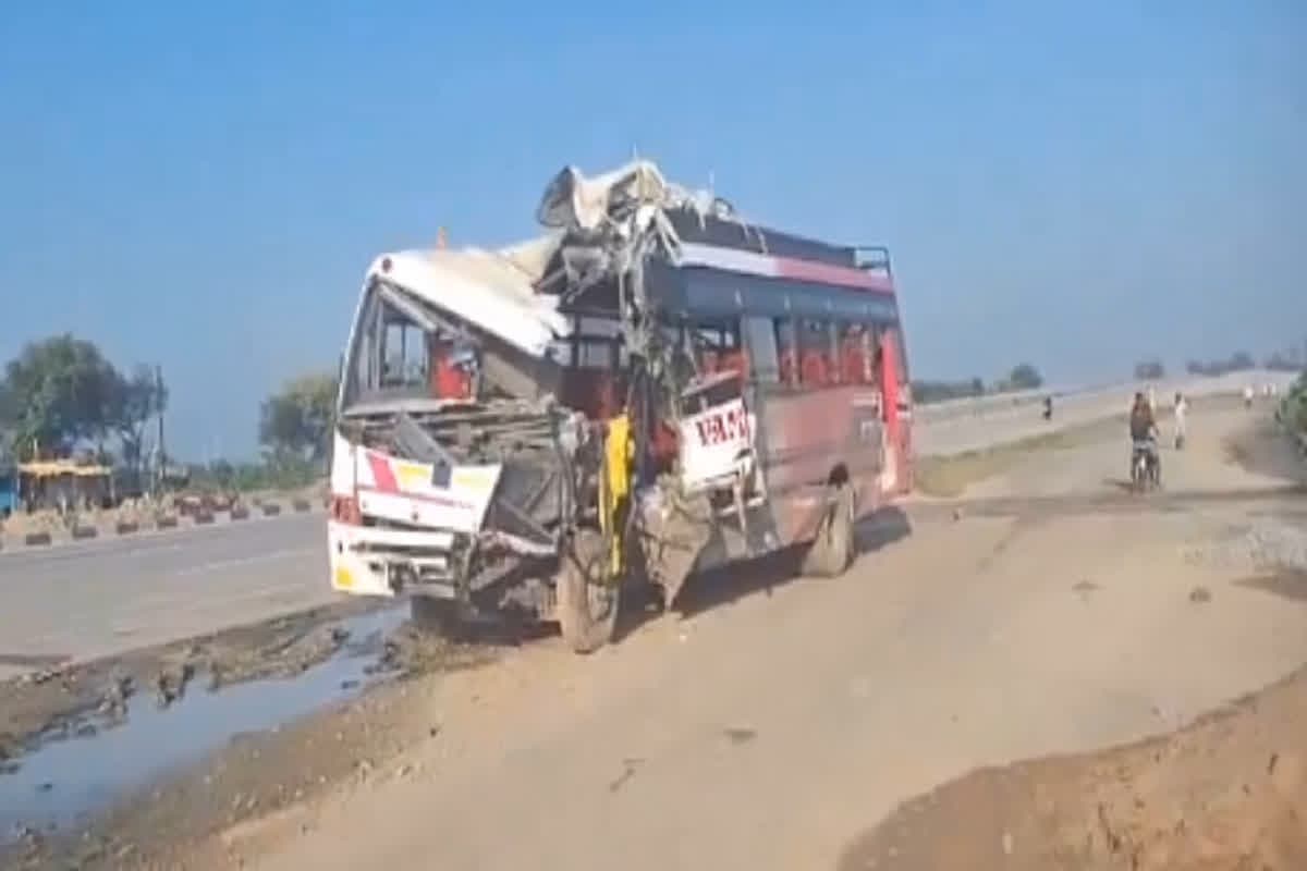 UP Road Accident: खड़ी ट्रक से टकराई तीर्थ यात्रियों से भरी बस, हादसे में 3 लोगों की दर्दनाक मौत, 15 घायल
